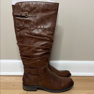 NEW IN BOX BareTraps Chestnut Boots